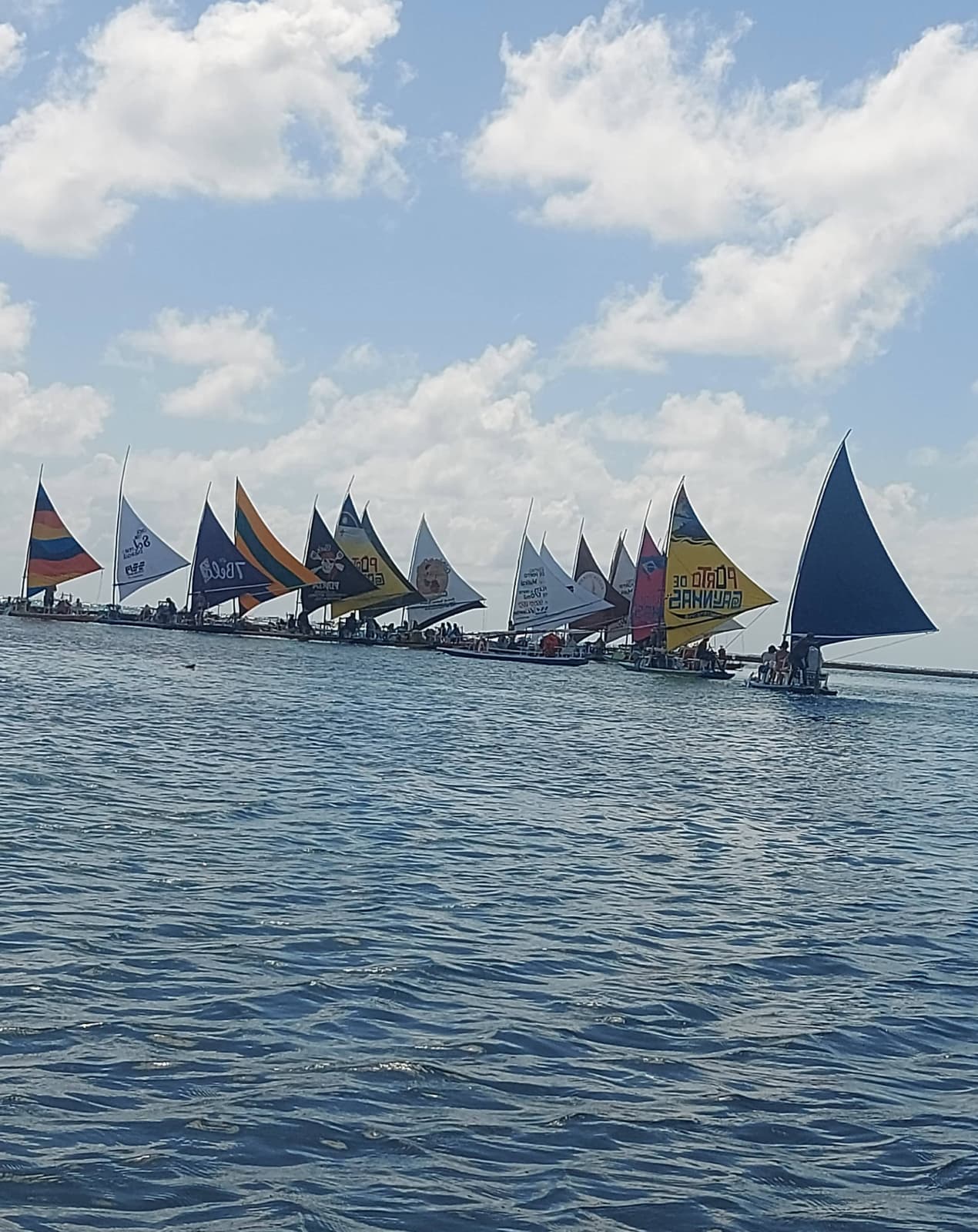 Mar azul marinho com várias jangadas.